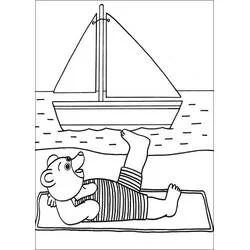 Malvorlage Little Brown Bear liegt neben einem Segelboot