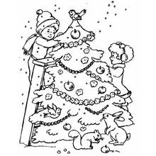 Malvorlage Kinder schmücken einen Weihnachtsbaum im Freien